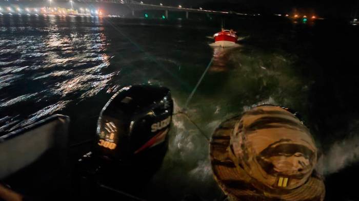 Los afectados fueron llevados a salvo a un puerto.