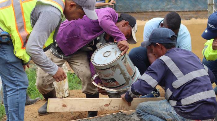 El proyecto en la Comarca Madungandí consiste en la construcción de 175 metros lineales de acera peatonal en concreto simple.