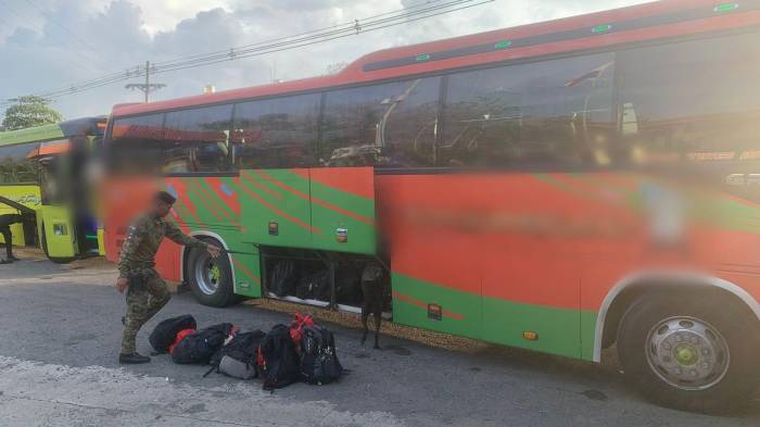 Bus que transporta migrantes irregulares desde Darién