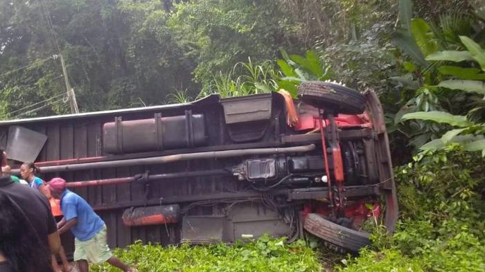 El bus terminó volcado sobre la vía en el sector de Limón, Colón. Varios estudiantes resultaron heridos.