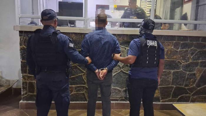 Un hombre fue aprehendido durante la diligencia.