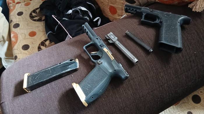 Las dos armas de fuego fueron ubicadas ocultas en una lavadora y entre alimentos dentro de la vivienda allanada.