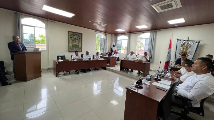 Los concejales de Aguadulce recibieron información detallada sobre la construcción y operación del ferrocarril.