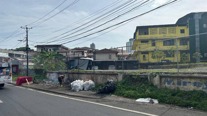 Exceso de desechos en las calles de Calidonia.