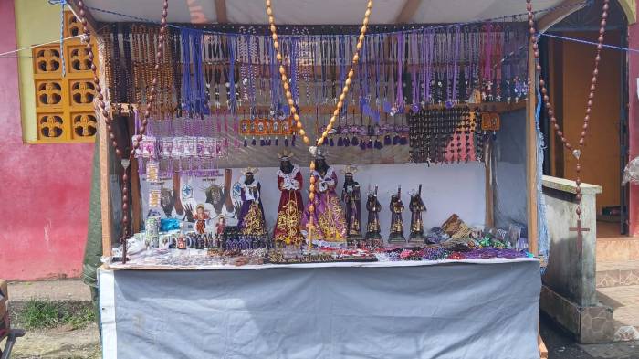 Vendedores ofrecen artículos religiosos y recuerdos del Nazareno.