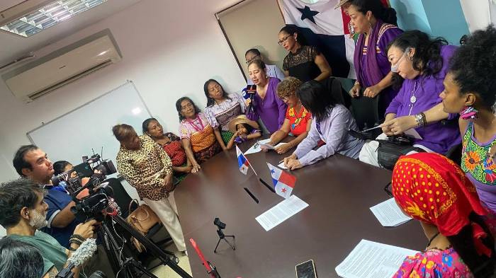 Mujeres organizadas de diversas regiones y culturas exigen justicia social, soberanía y el cese de la represión en Panamá.