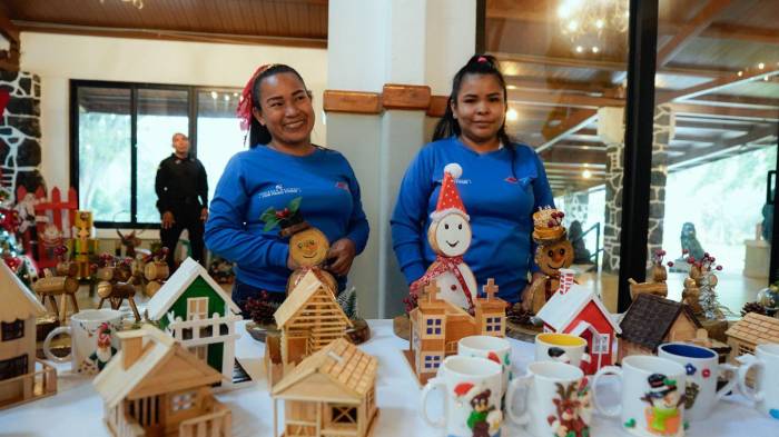 Más de 350 privados de libertad de todo el país participaron en la elaboración de juguetes, adornos navideños y demás.