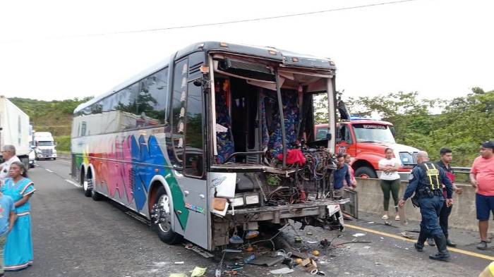 El conductor quedó atrapado entre los hierros retorcidos y fue auxiliado.