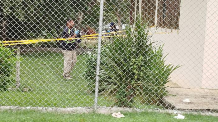 La iglesia Testigos de Jehová, ubicada en Altos de San Francisco, amaneció desordenada y con daños en una de sus ventanas.