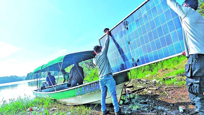 En a comunidad de Cimarrón Paraíso en el corregimiento de Limón, Colón, las 9 viviendas de la comunidad son alimentadas con energía de ocho paneles solares de 615 watts.