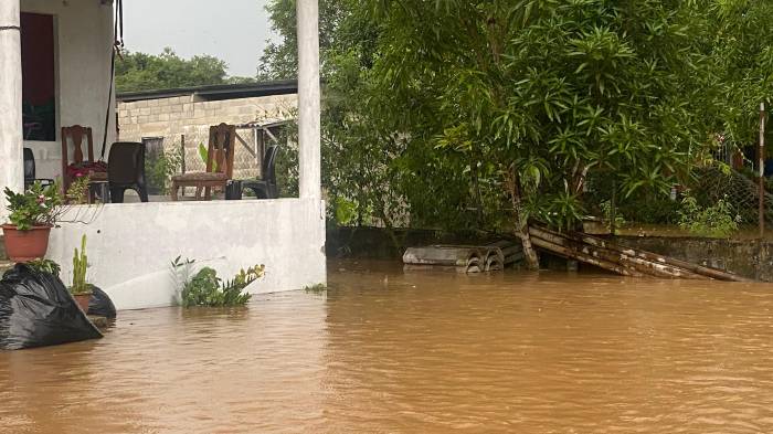 Desde hace dos días cae una fuerte lluvia en este sector del país y los residentes están temerosos