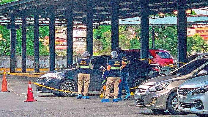 Hombre fue asesinado en su auto.