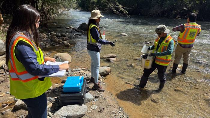 Técnicos de MiAmbiente en la cuenca hidrográfica 146 del río Pacora.