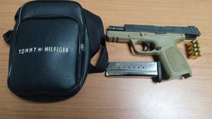 Arma y municiones decomisadas.