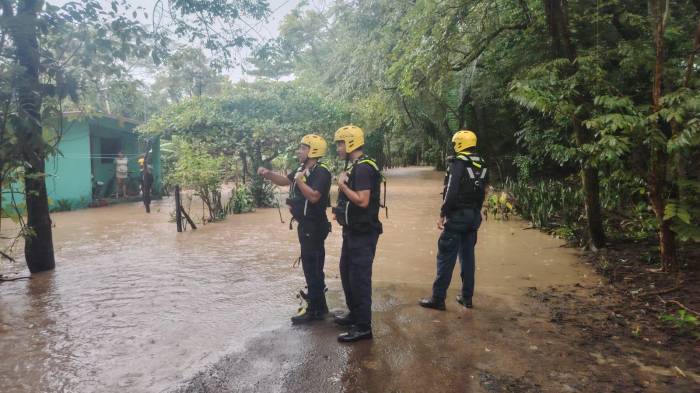 ¡Tonosí bajo el agua! Suspenden clases por inundaciones y elevan alerta amarilla