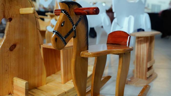 Privados de libertad exhiben con orgullo los “Remenditos”, peluches hechos a mano que se agotaron en menos de una hora.