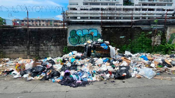 Calles llenas de basura, AAUD solo se excusa