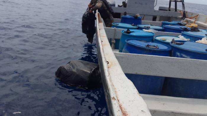 Al ver a los policías lanzaron la droga al mar.