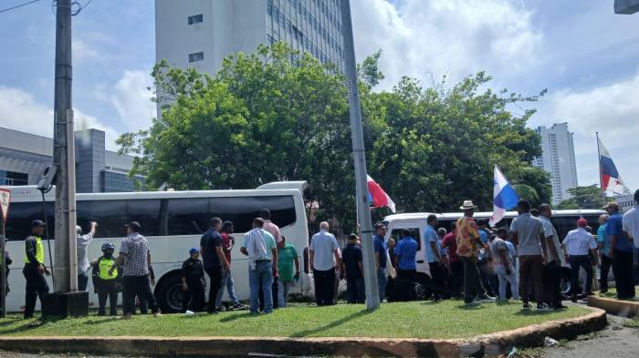 Transportista llegaron en una caravana a la Asamblea Nacional.
