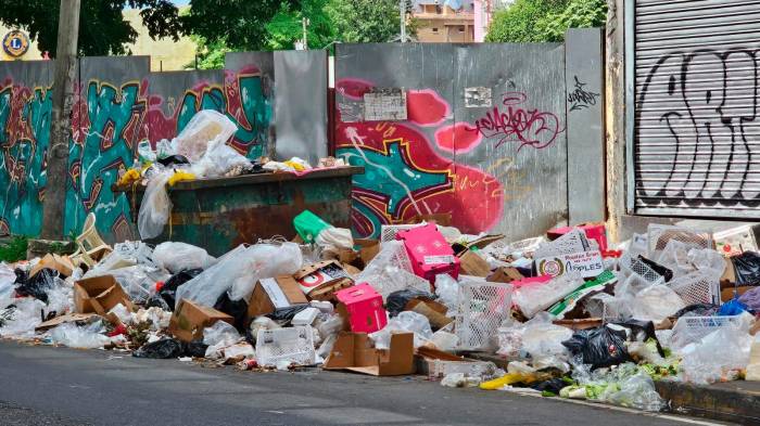 Calles llenas de basura, AAUD solo se excusa