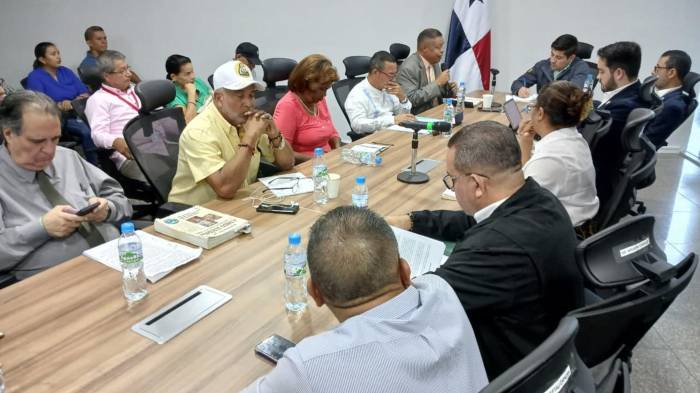 Representantes magisteriales reunidos con la Comisión de Educación exigen que se respeten los compromisos asumidos por el Meduca tras la huelga de docentes.
