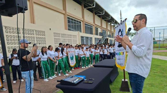 Pier Janson, representante de Don Bosco se dirige a los competidores.