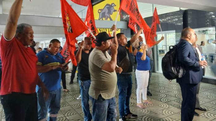 Simpatizantes del Suntracs respaldaron a López afuera del SPA.