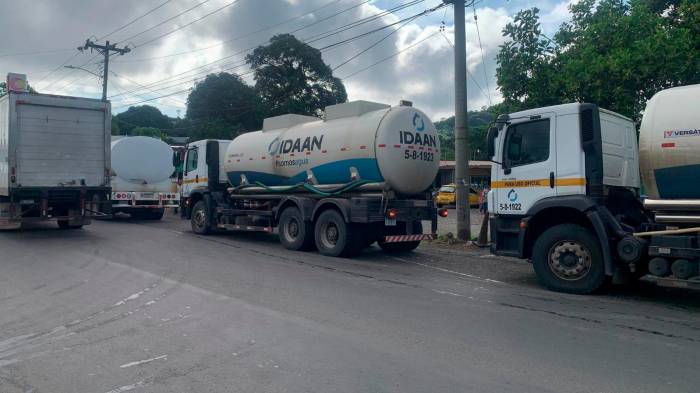 IDAAN envió tres camiones cisterna para atender la falta del líquido vital.