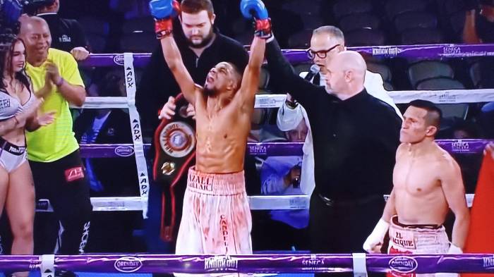 El panameño Azael ‘Candelilla’ Villar celebra su triunfo en Niagara Falls tras vencer por decisión unánime al peruano Ricardo Astuvilca.