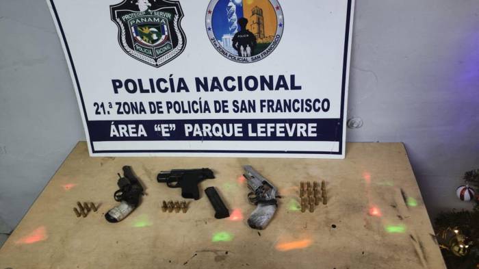 Armas decomisadas durante el operativo policial.
