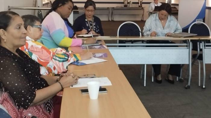 Reunión entre miembros de la Comisión y personal de la Defensoría del Pueblo.