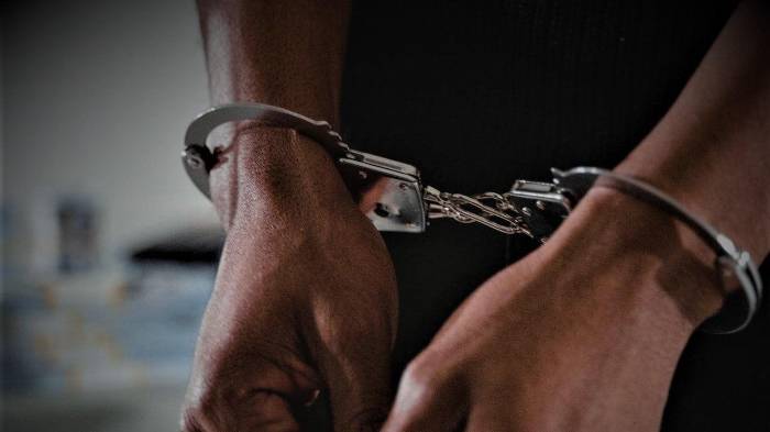 El sujeto estará bajo arresto domiciliario.