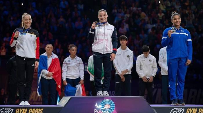 Karla Navas duranta la premiación.