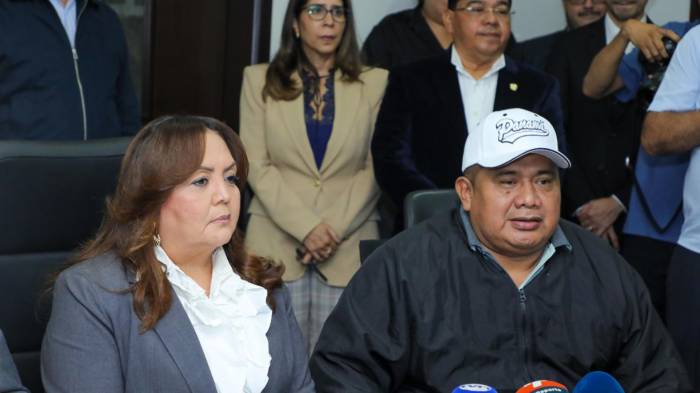 La presidenta de la Asamblea Nacional, Dana Castañeda y el dirigente sindical Franscisco Smith.