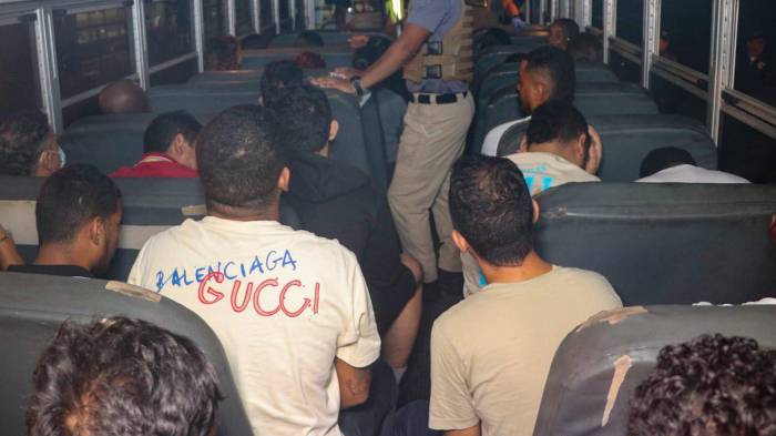 Los colombianos mientras eran trasladados al aeropuerto.