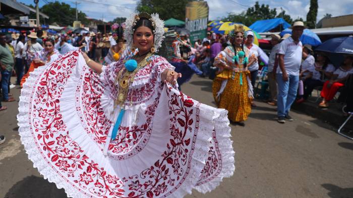 Las polleras fueron protagonistas durante la celebración folclórica en Guararé.