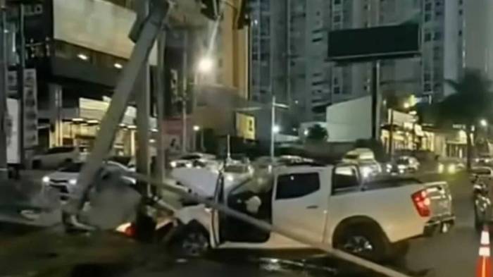 Un pick-up colisionó contra postes y un jersey en la vía Ricardo J. Alfaro, provocando tráfico denso y dejando tres personas lesionadas.