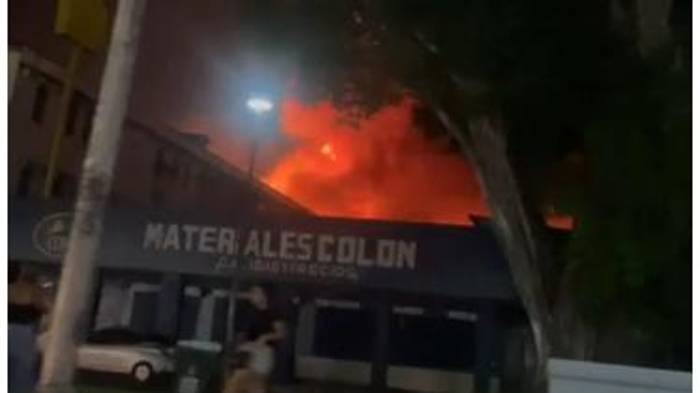 Fuego de gran magnitud desata alarma en Calle 12 de Colón