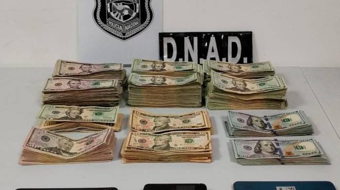 Con el dinero también se confiscó celulares