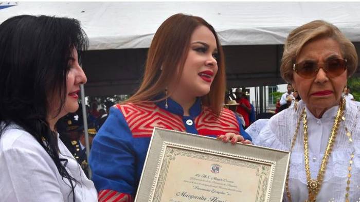 Margarita Henríquez arranca el mes de la patria con honor y emoción