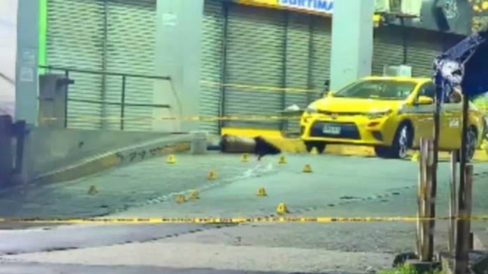 Un taxista fue asesinado de múltiples disparos mientras hacía piquera en un supermercado de la 24 de Diciembre. En la escena hallaron 17 casquillos.