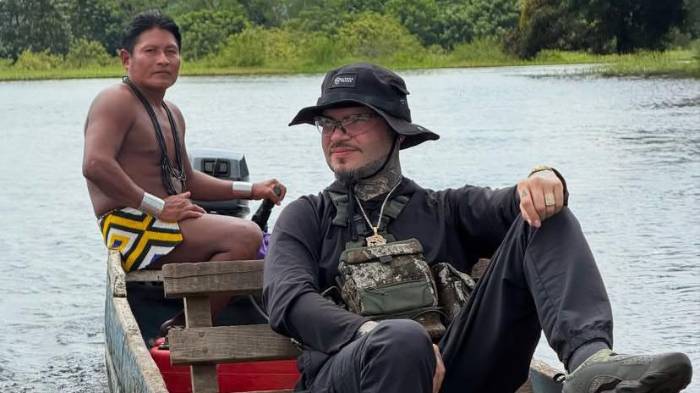 Durante su estadía de máqas de dos semanas, Farruko visitó la comunidad Emberá Quera.