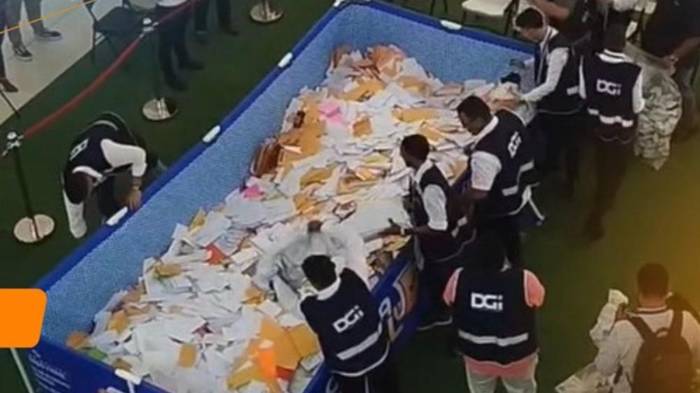 Piscina con los sobres del primer sorteo.