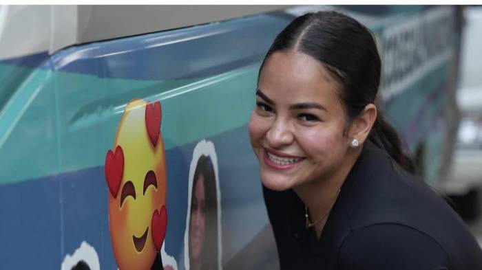 Stefany Peñalba encara a dos periodistas por buses estudiantiles con su cara