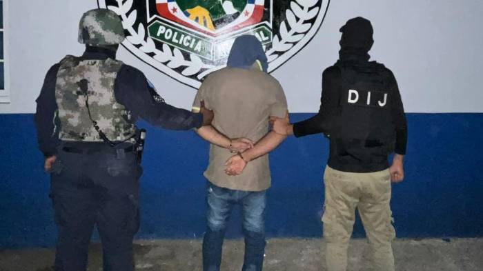 Agentes policiales durante el allanamiento en Mañanitas donde detuvieron a uno de los presuntos implicados en el robo al Banco Delta.