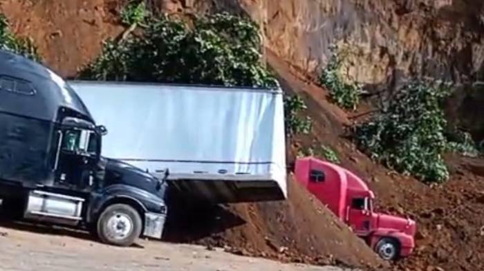 Alud de tierra afectó a varios camiones que se estacionan en parqueadero ubicado en Amatitlán.