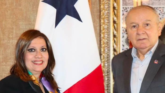 Elías Castillo recibió el libro de Flor María en el Parlamento Latinoamericano y del Caribe.