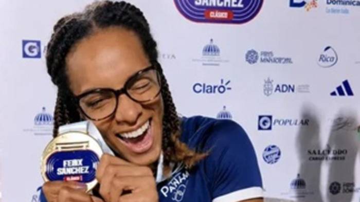 Emocinada con su medalla de oro.