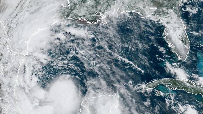 Fotografía satelital cedida por la Oficina Nacional de Administración Oceánica y Atmosférica (NOAA, en inglés) a través del Centro Nacional de Hurcanes (NHC, en inglés) estadounidense donde se muestra la localización de la tormenta tropical Alberto en el Golfo de México. EFE/NOAA-NHC