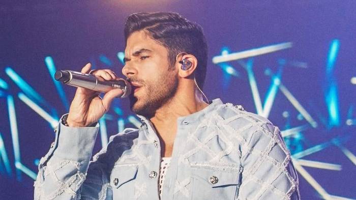 Jerry Rivera traerá su icónica salsa romántica al homenaje.